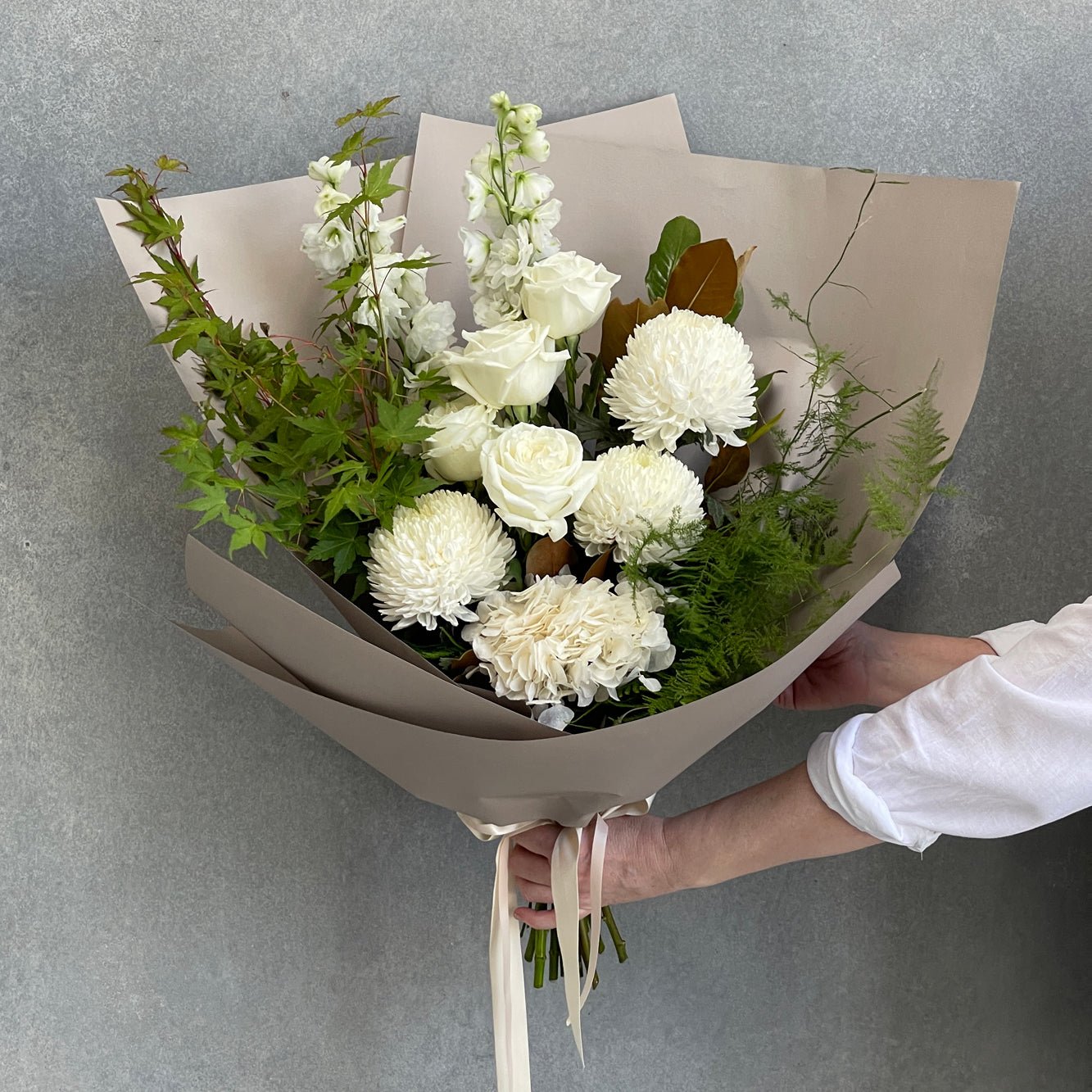 Soft neutral flower bouquet Size Lavish
Suitable for any occasion or presentation.